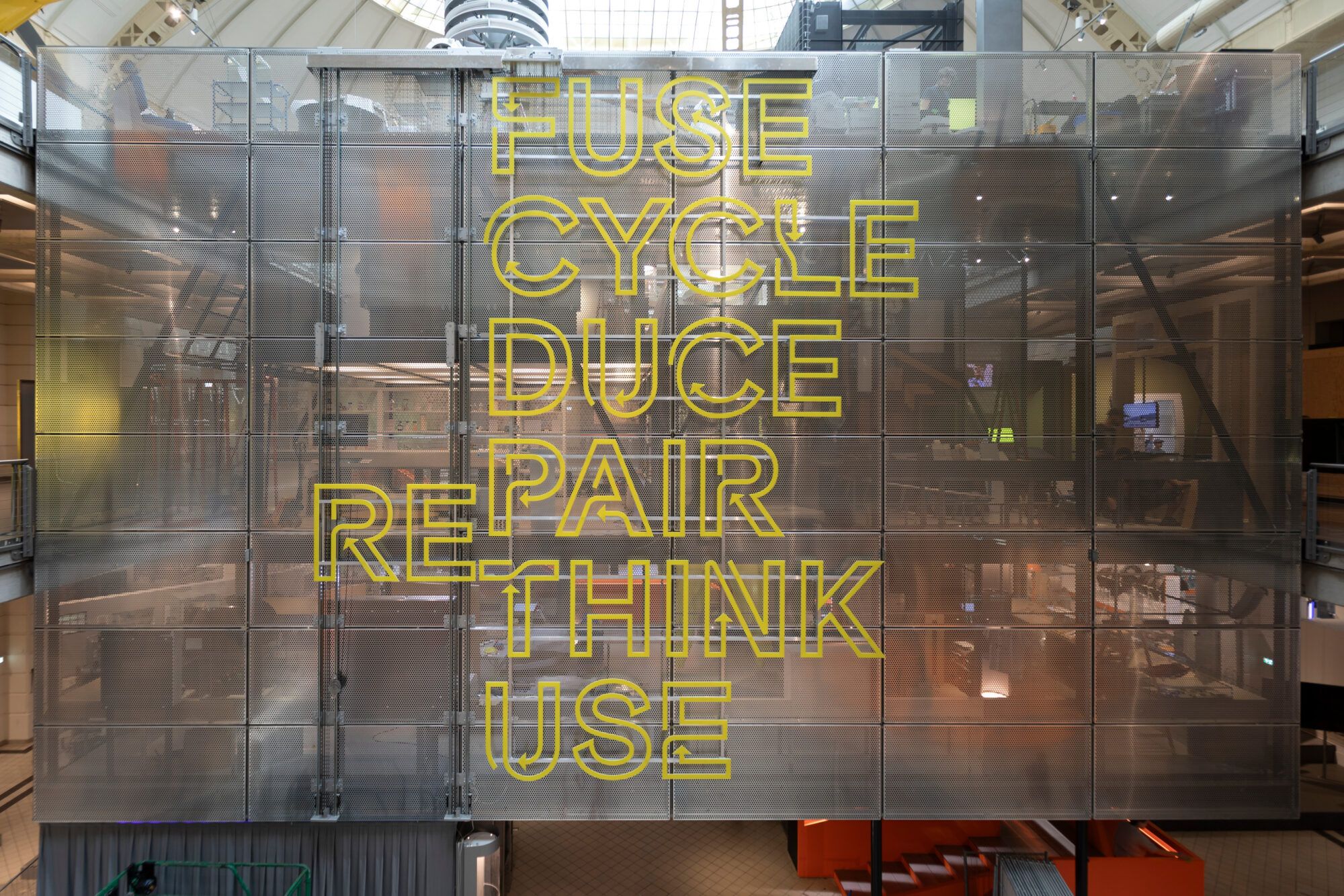 Außenansicht von Ausstellung "More Than Recycling" Schild