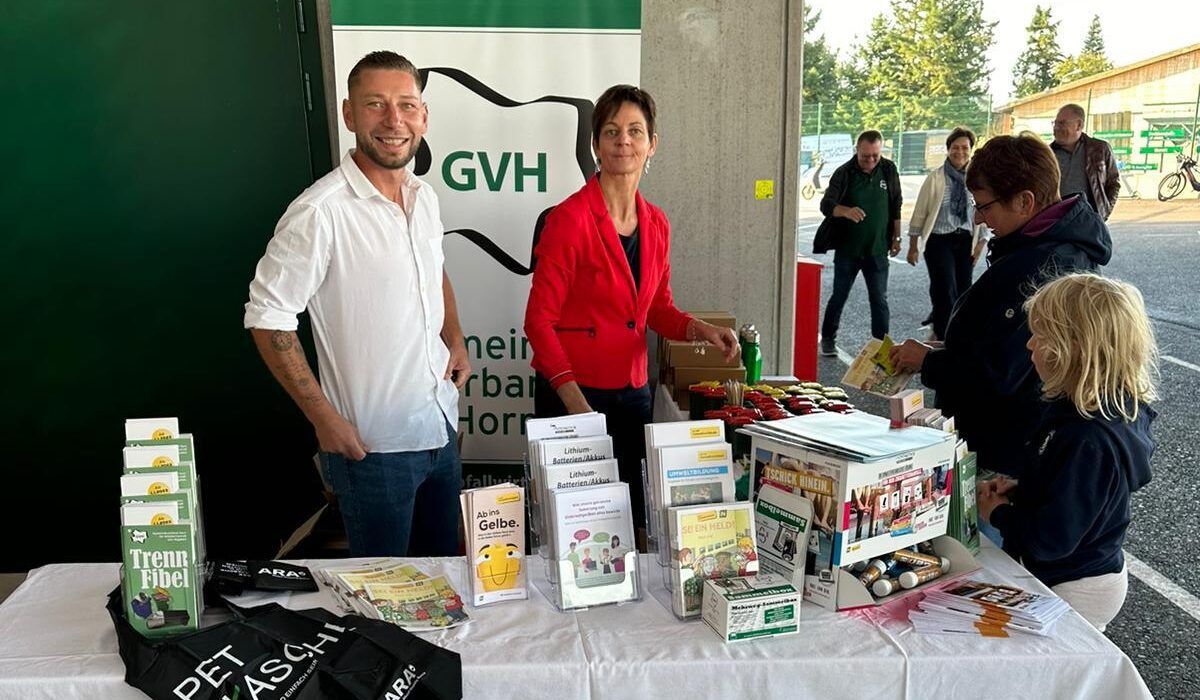 Stand Abfallberatung mit Lukas Berger, Mitarbeiter Wertstoffsammelzentrum und Gerlinde Neumeister, Abfallberaterin GVH