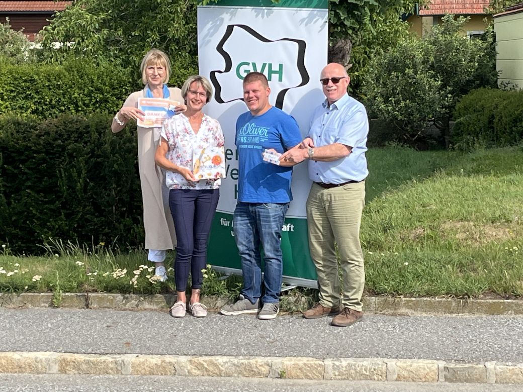 Frühjahrsputz 2025, Gewinnübergabe an Dorferneuerungsverein Wappoltenreith