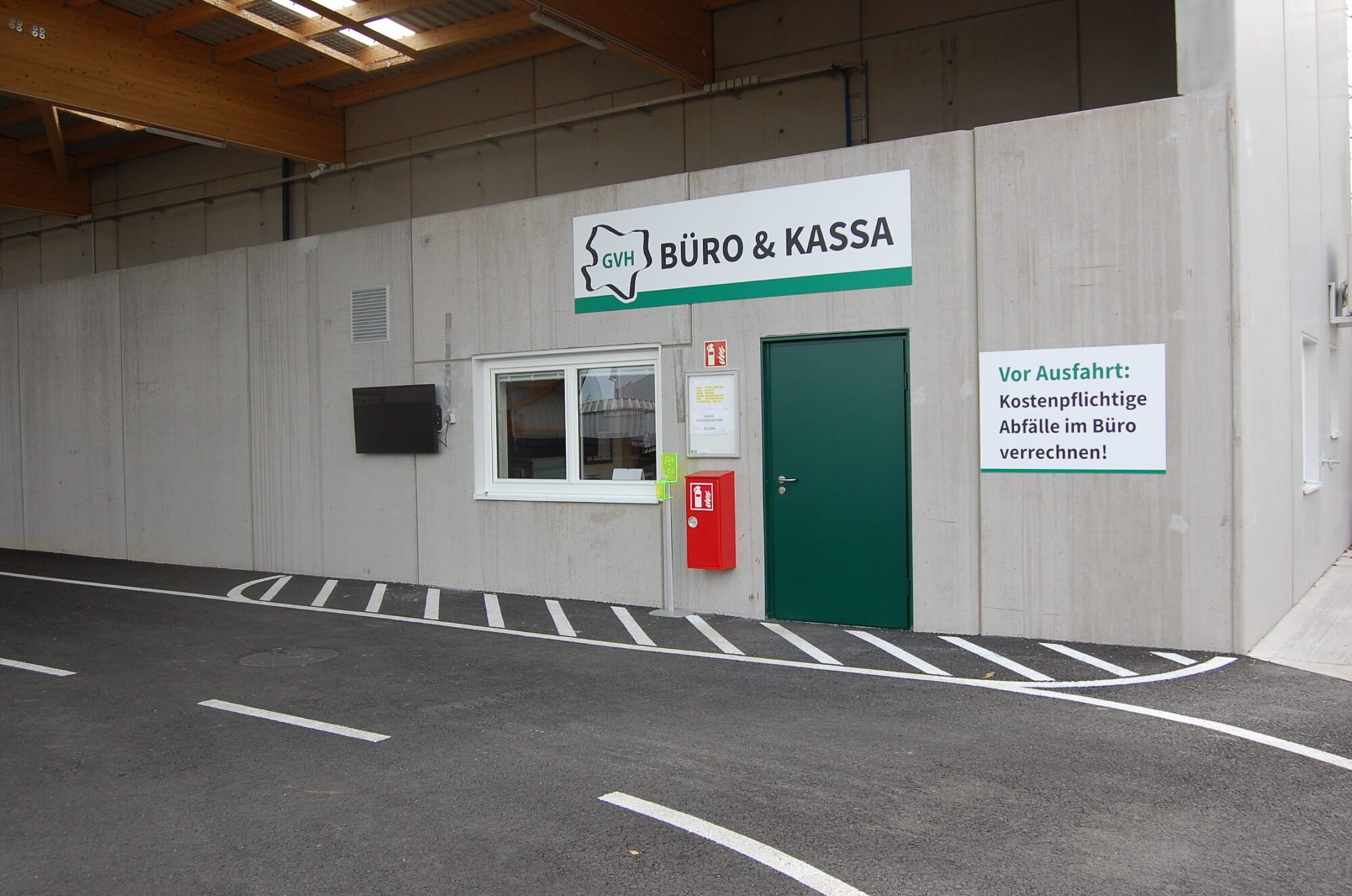 Au&szlig;enansicht von B&uuml;ro und Kassa im Wertstoffsammelzentrum Rodingersdorf