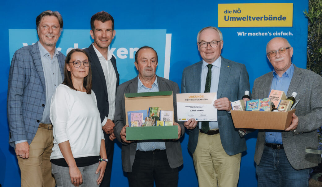 Preis&uuml;bergabe im Zuge des Gewinnspiels 20 Jahre N&Ouml; Fr&uuml;hjahrsputz